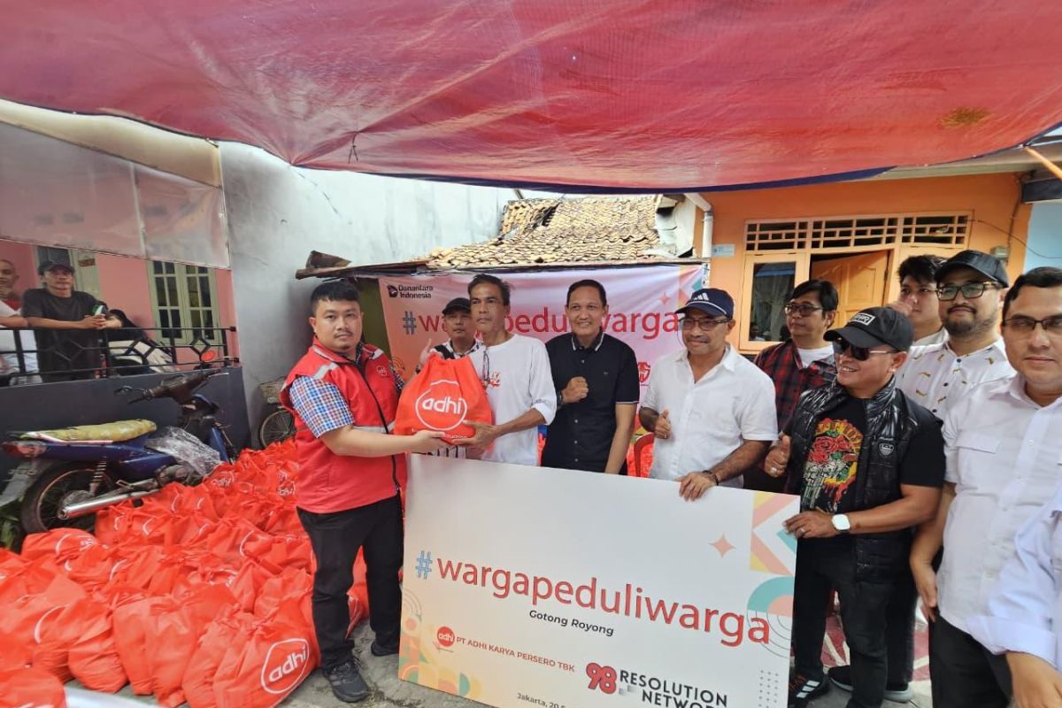 Komunitas 98 bagikan seribu sembako kepada warga Jakarta