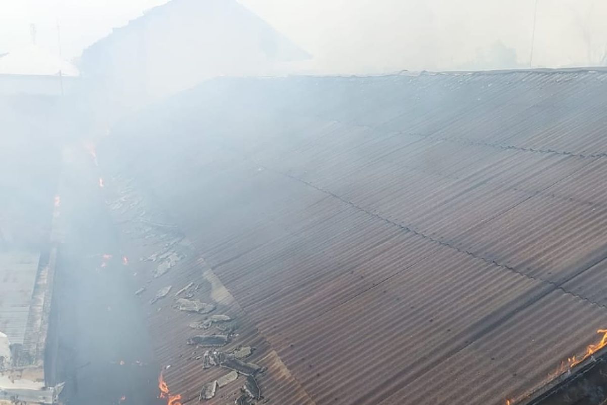 Damkartan Kota Jambi padamkan kebakaran gedung Ex SMK DB 3