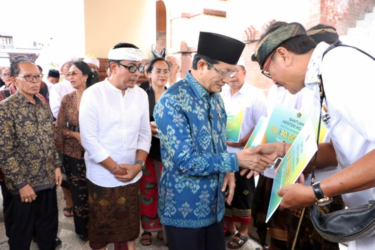 Menag serahkan bantuan kepada warga terdampak banjir di Denpasar