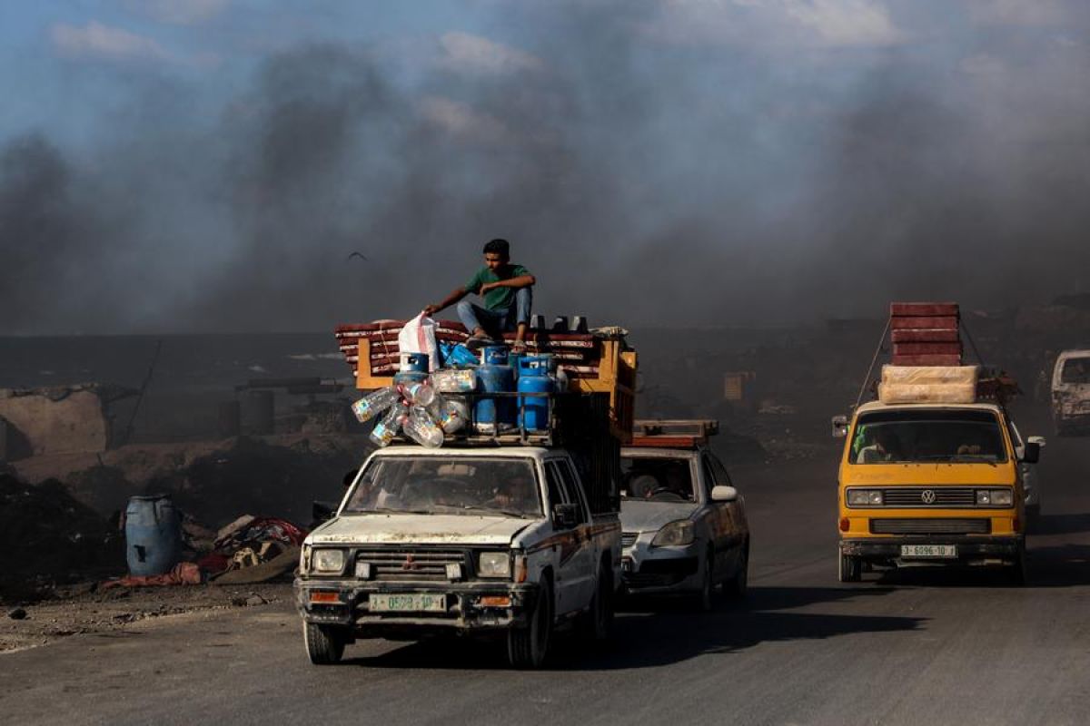 Warga sipil mengungsi dari serangan di Kota Gaza dengan segala cara