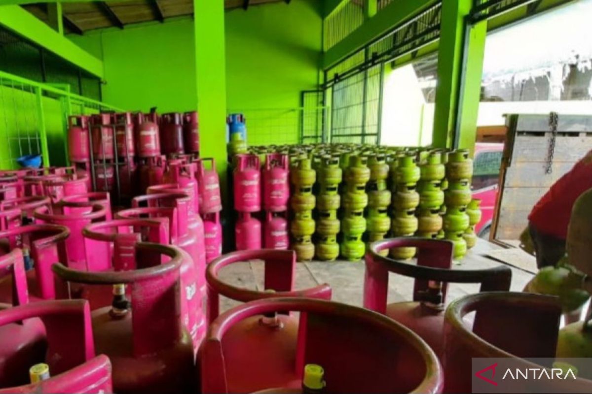 Pemkab Bekasi imbau warga beli gas bersubsidi di pangkalan resmi sesuai HET