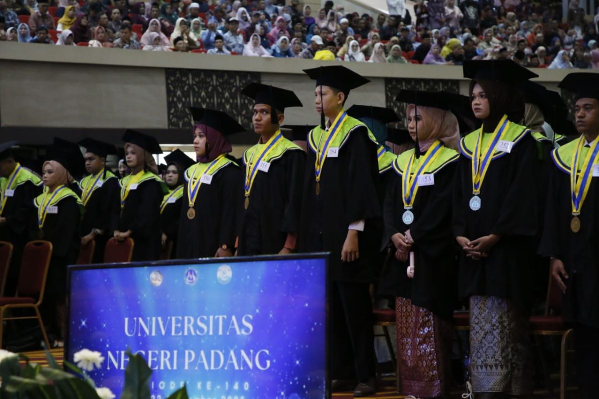 Wisuda ke-140, UNP perkuat sinergi antara kampus dan industri lewat Campus Hiring