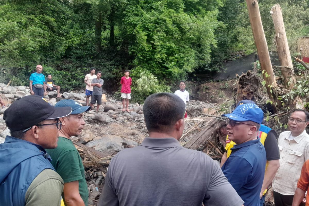 Usai terdampak longsor, ruas jalan Taduma-Togafo di Ternate  telah dibuka