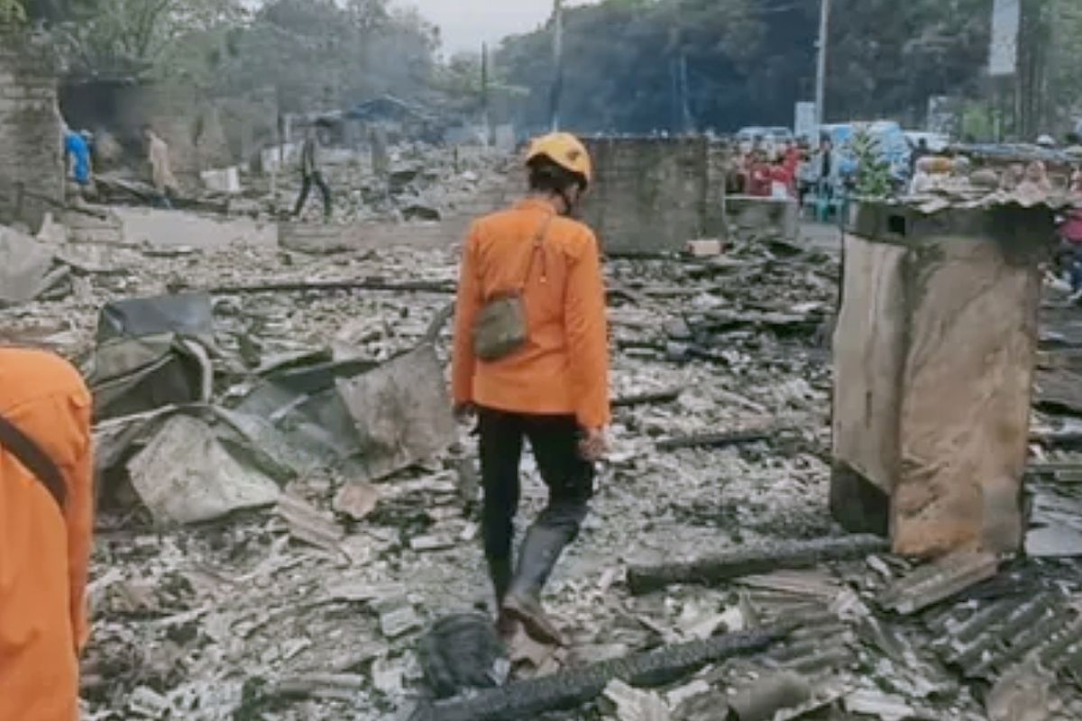 Tiga mobil damkar atasi kebakaran kios oleh-oleh di Purwakarta