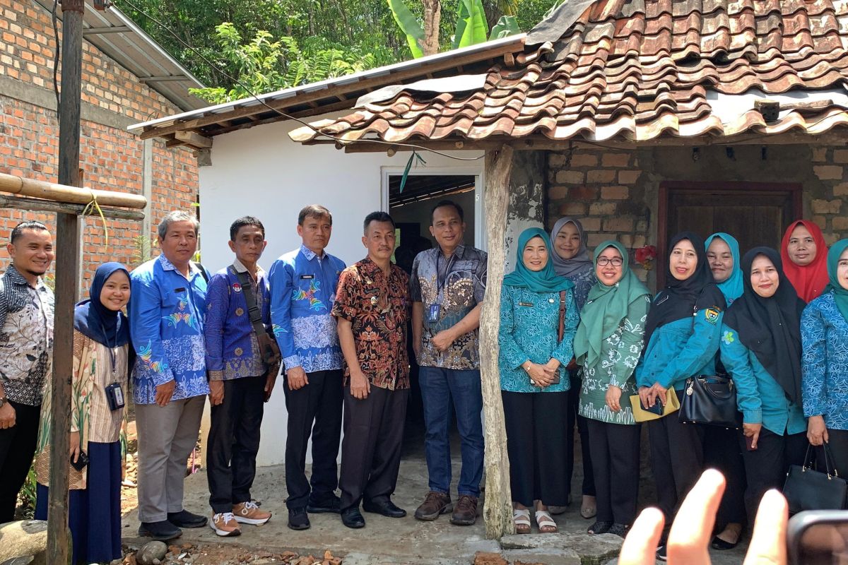 PT SBS salurkan bantuan bedah rumah, renovasi Pustu, pembangunan drainase hingga bantuan paving blok di Tanjung Enim