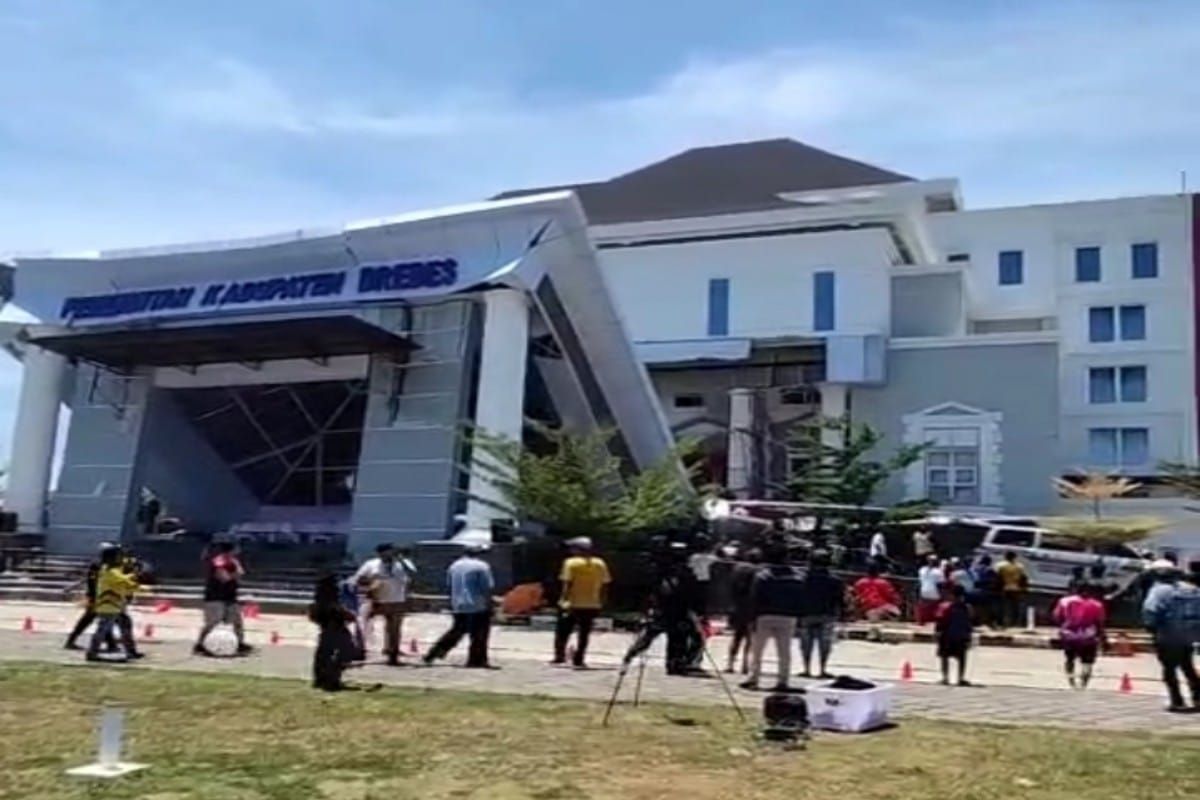 Pemkab Brebes selidiki penyebab robohnya teras gedung