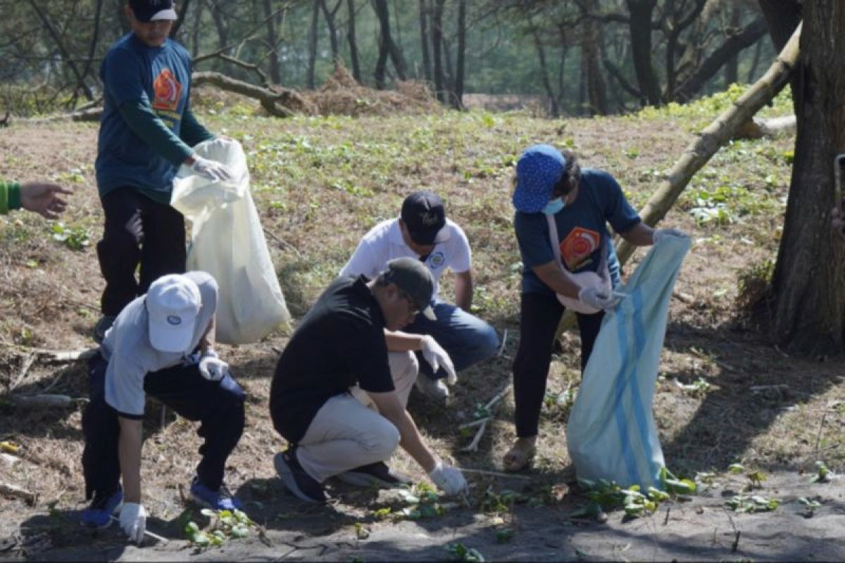Bupati Bantul imbau wisatawan pantai tidak buang sampah plastik sembarangan
