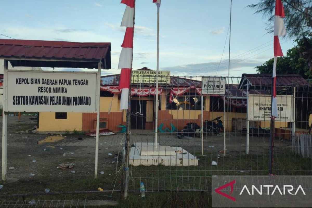 Polisi olah TKP kasus penyerangan Mapolsek Pelabuhan Pomako