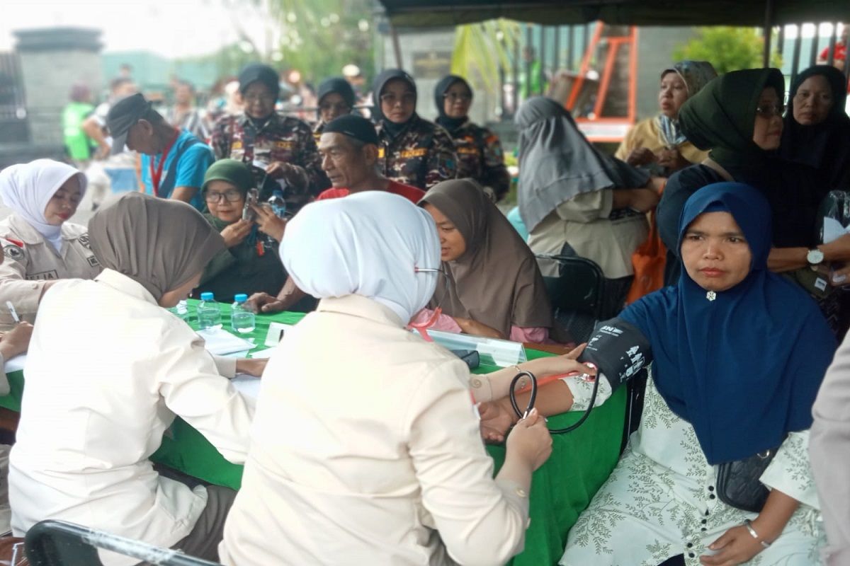 Warga antusias cek kesehatan di Bakti Kesehatan Kodam XX/Tuanku Imam Bonjol