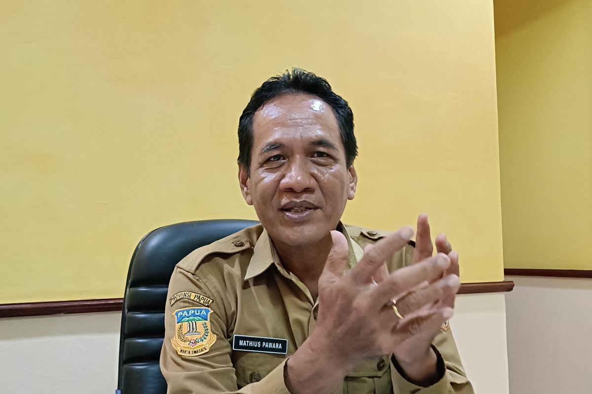 Pemkot Jayapura serahkan bantuan bahan pokok bagi korban kebakaran Dok V