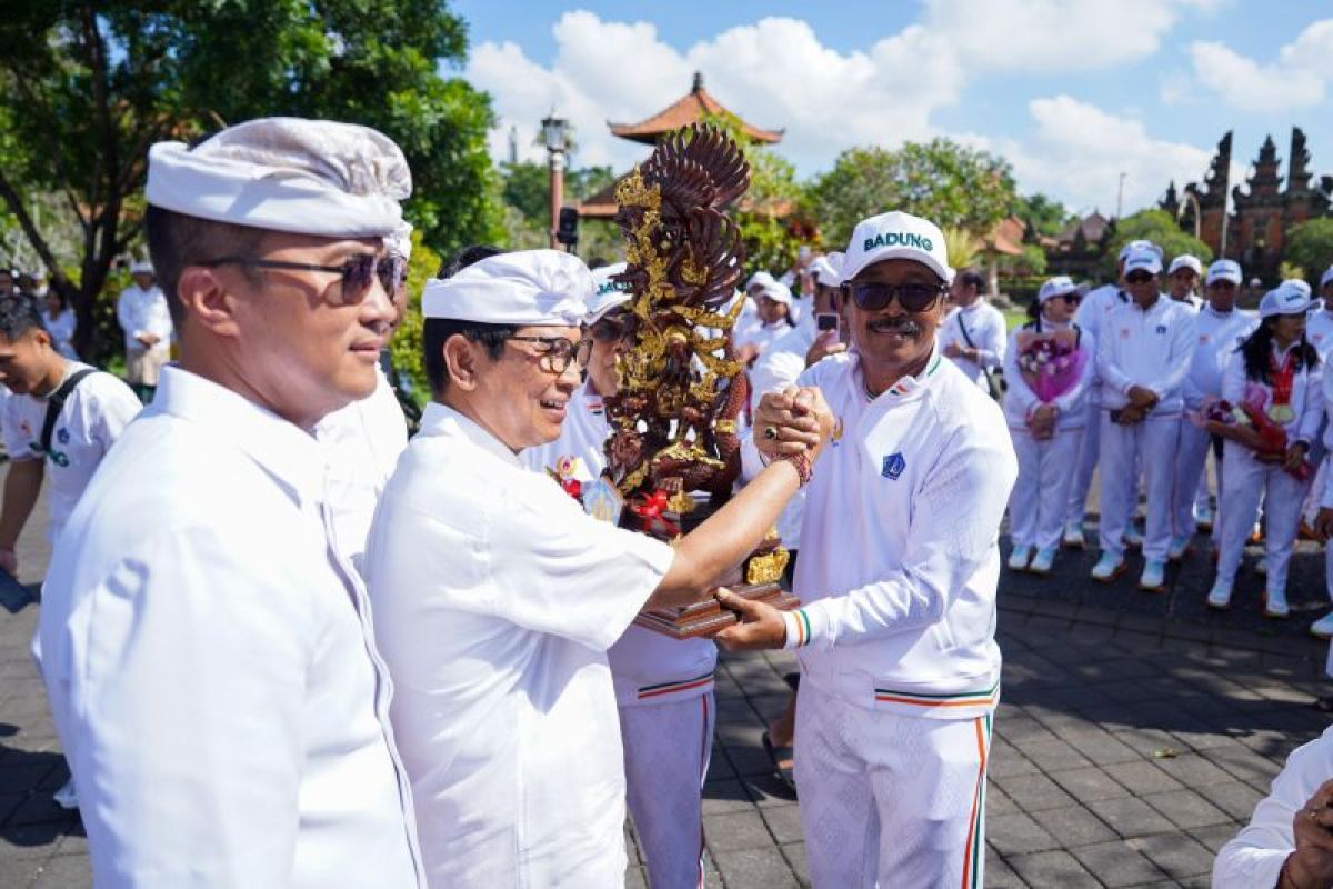 Bupati Badung terima piala juara umum Porprov Bali 2025