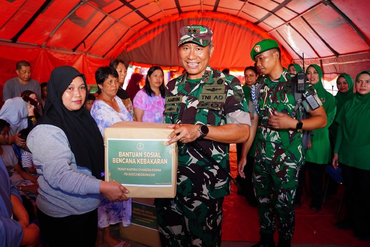 Pangdam XVII/Cenderawasih membantu korban kebakaran di Dok V