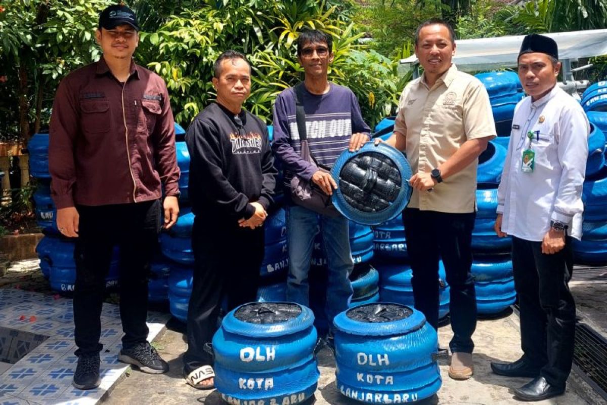 Anggota DPRD Banjarbaru bagikan ratusan bak sampah untuk tiga kelurahan