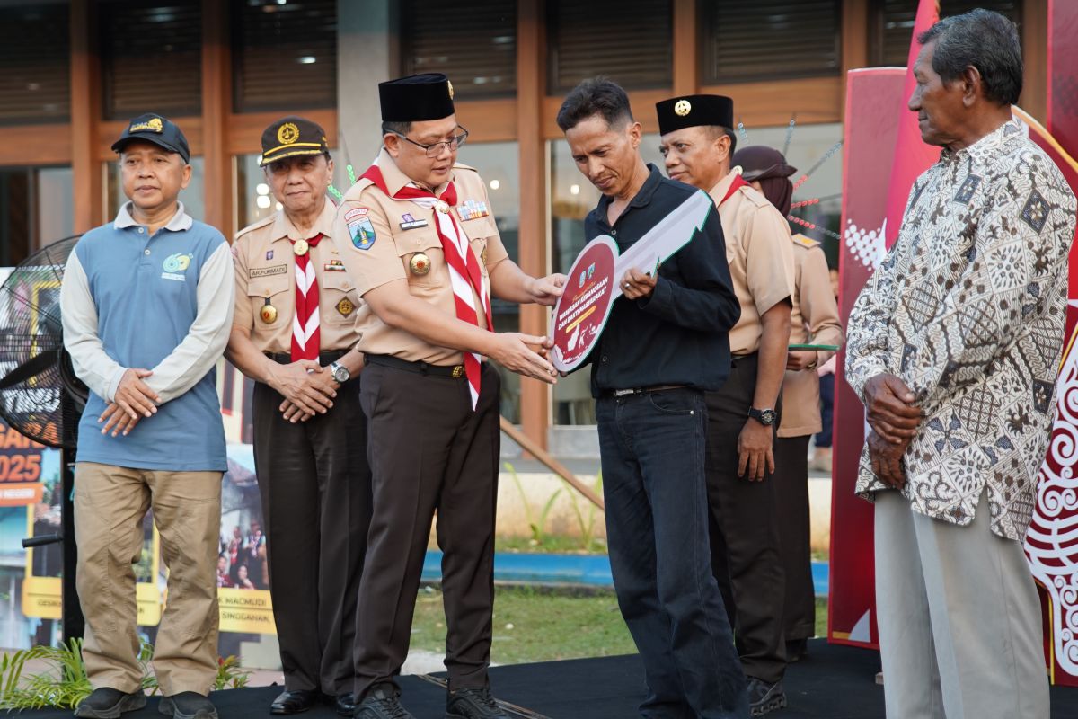 Ribuan anggota Pramuka Jatim pugar 143 RTLH dan bersih-bersih pantai