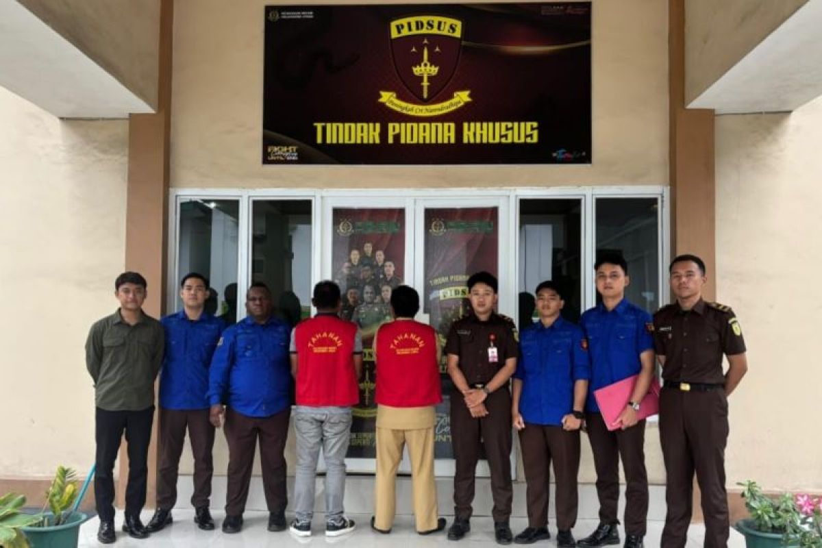 Kejari Halut tahan dua tersangka dugaan korupsi gaji fiktif Satpol PP Rp1,8 miliar