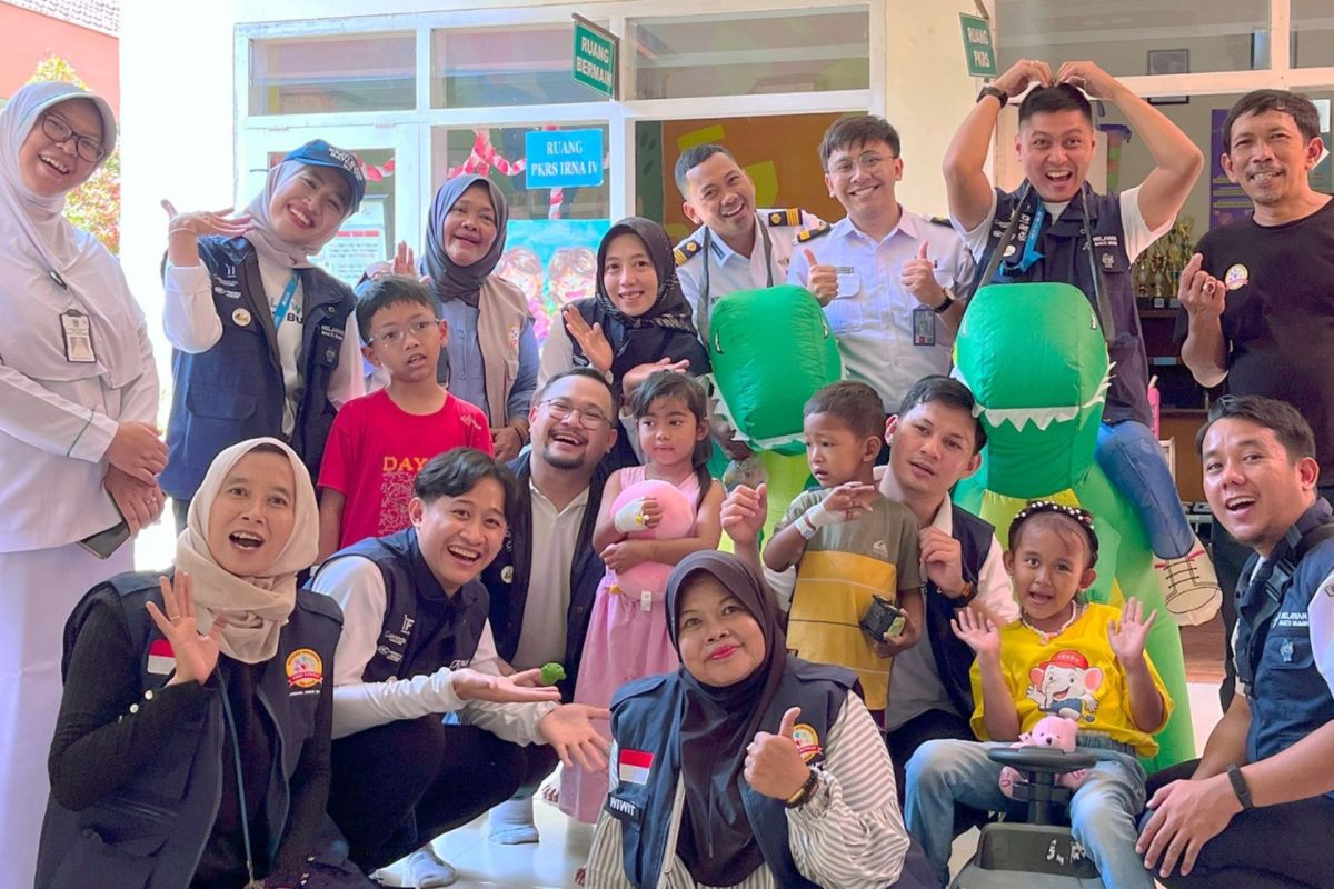 Relawan Bakti BUMN dan komunitas Masinis Berbagi bagikan bantuan sosial