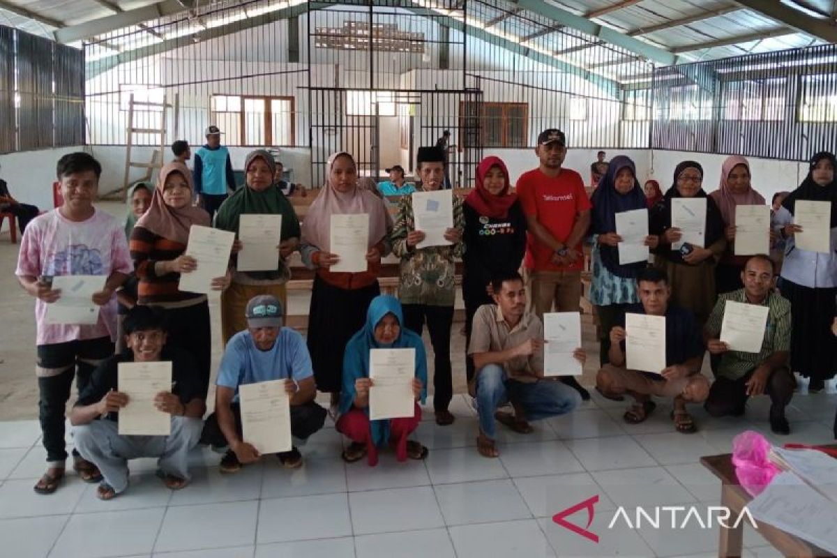 BPN Muna Barat serahkan 146 sertifikat tanah di  Desa Sidamangura