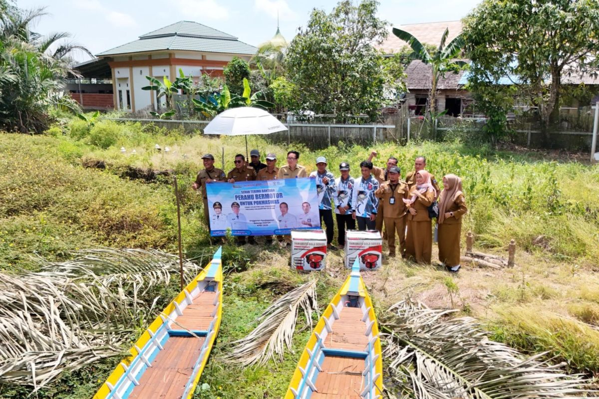 Gubernur Kalsel serahkan dua perahu motor dukung warga awasi sungai