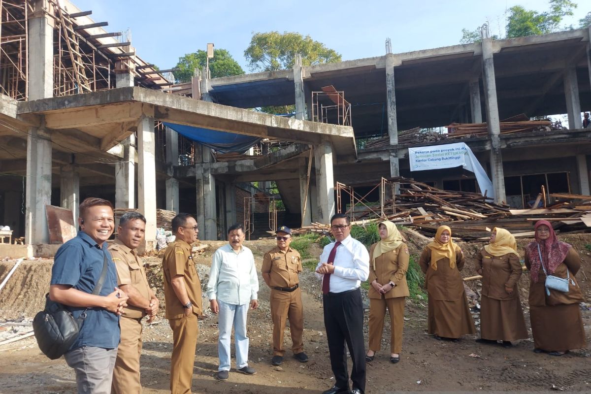 Mangkrak tiga tahun hingga belajar di masjid, pembangunan SDN Ipuah Bukittinggi dilanjutkan