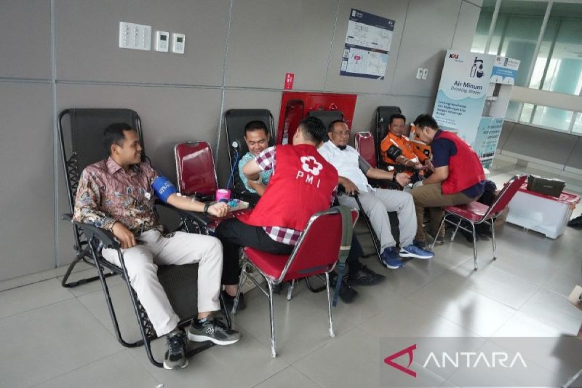 KAI Sumut gelar donor darah-cek kesehatan gratis di  sejumlah stasiun