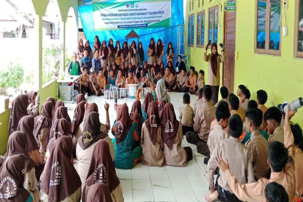 Poliban latih pelajar MTs Noor Aini ciptakan sofa ramah lingkungan dari ecobrick