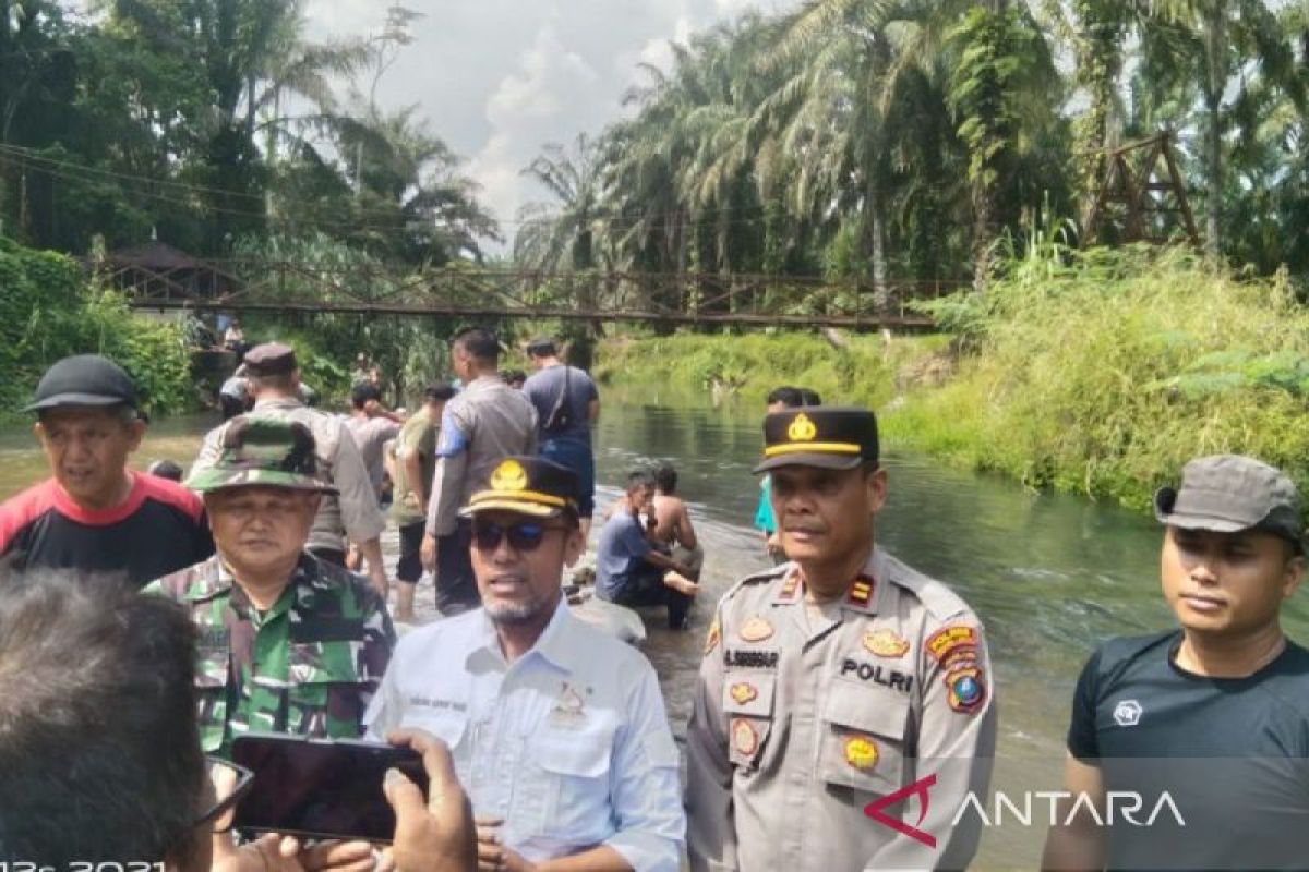 TNI - Polri gotong royong perbaiki irigasi yang jebol di Padang Lawas