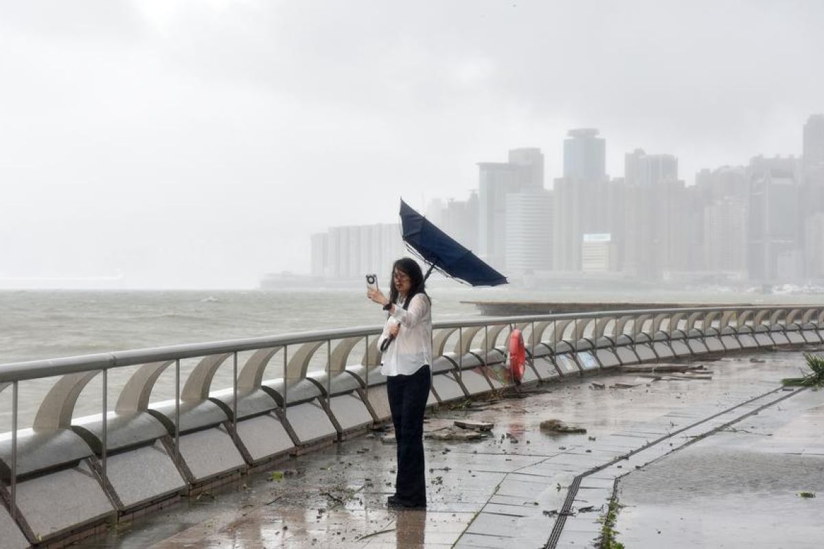 Hong Kong turunkan tingkat peringatan seusai Topan Ragasa menjauh