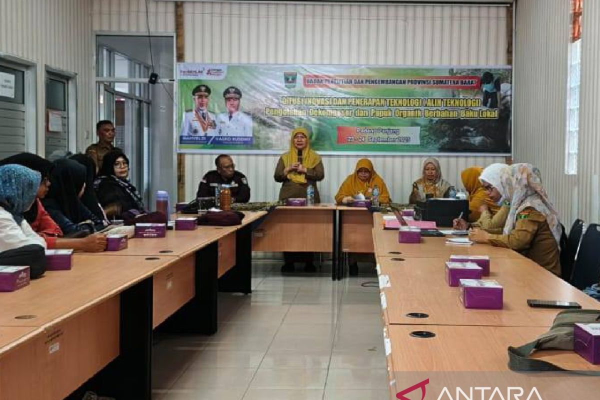 Petani Padang Panjang dibekali Dekomposer dan pupuk organik