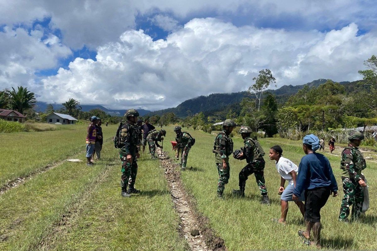Satgas Yonif 521 DY timbun lapangan terbang Distrik Apalapsili Yalimo