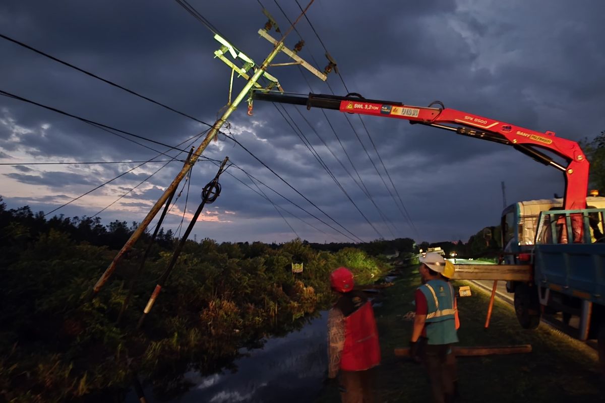 PLN terjunkan 25 personel atasi tiang listrik roboh diterjang angin