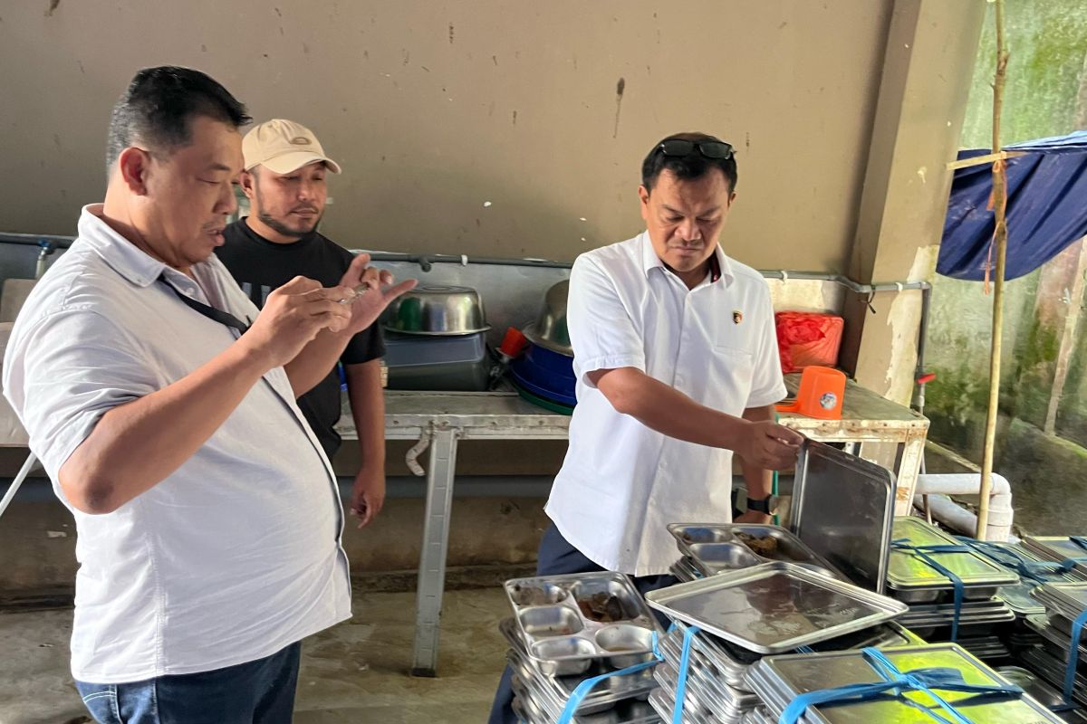 Bareskrim-Polri tinjau dapur SPPG di Bangkep usai insiden keracunan