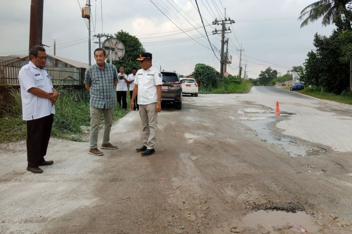 Wabup Belitung tinjau kerusakan jalan di depan PT AKU