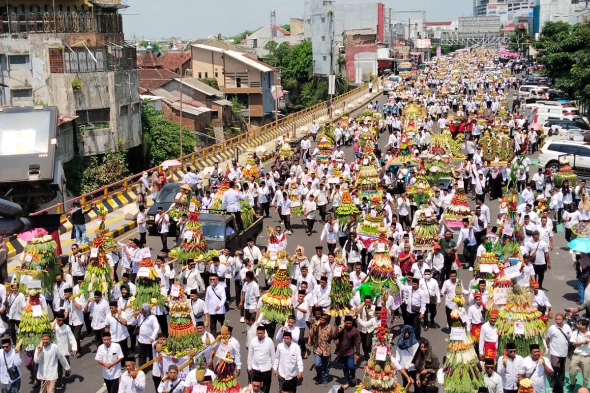 Parade 449 ancak Maulid Nabi Muhammad di Jember pecahkan rekor MURI
