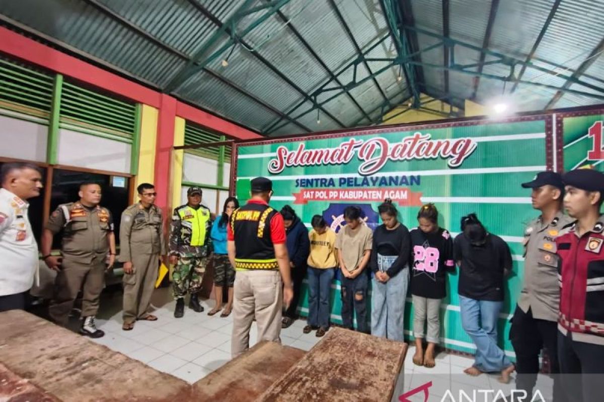 Satpol PP Damkar Agam amankan delapan artis sawer-minuman keras