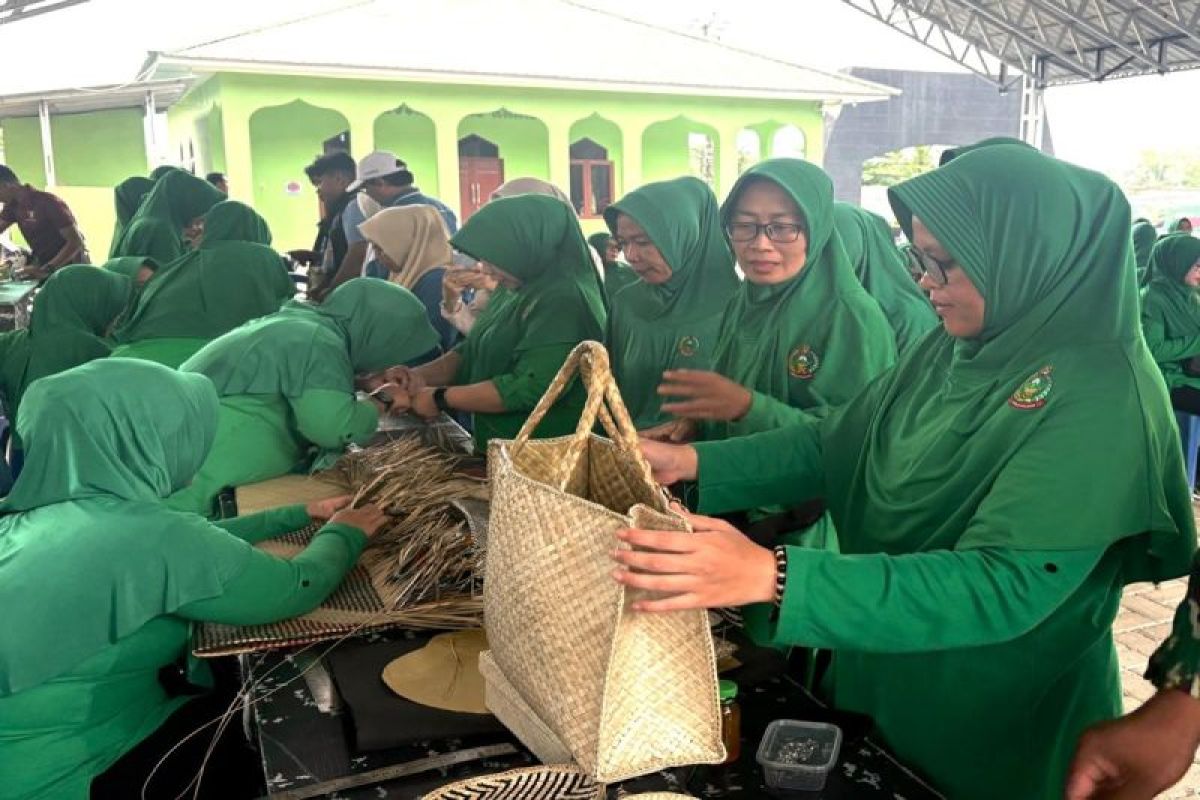 Kodim 1004 Kotabaru gelar pelatihan anyaman Pandan Laut