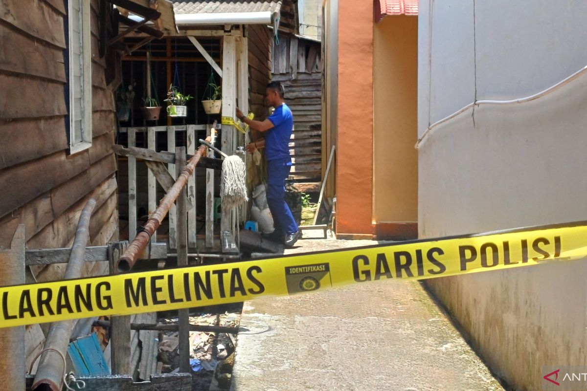 Aparat memasang garis polisi di lokasi temuan bom di Tanjungpinang