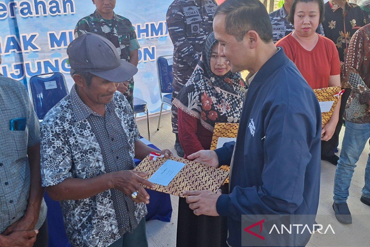 Mentrans serahkan 45 SHM pada warga Rempang yang transmigrasi ke Tanjung Banun