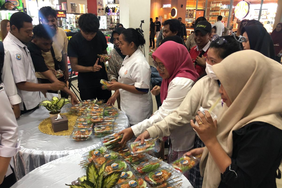 BPPMHKP Ambon bagikan paket olahan udang kampanyekan produk perikanan