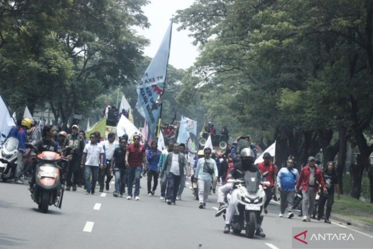Massa buruh kepung Pemkab Bekasi perjuangkan hak