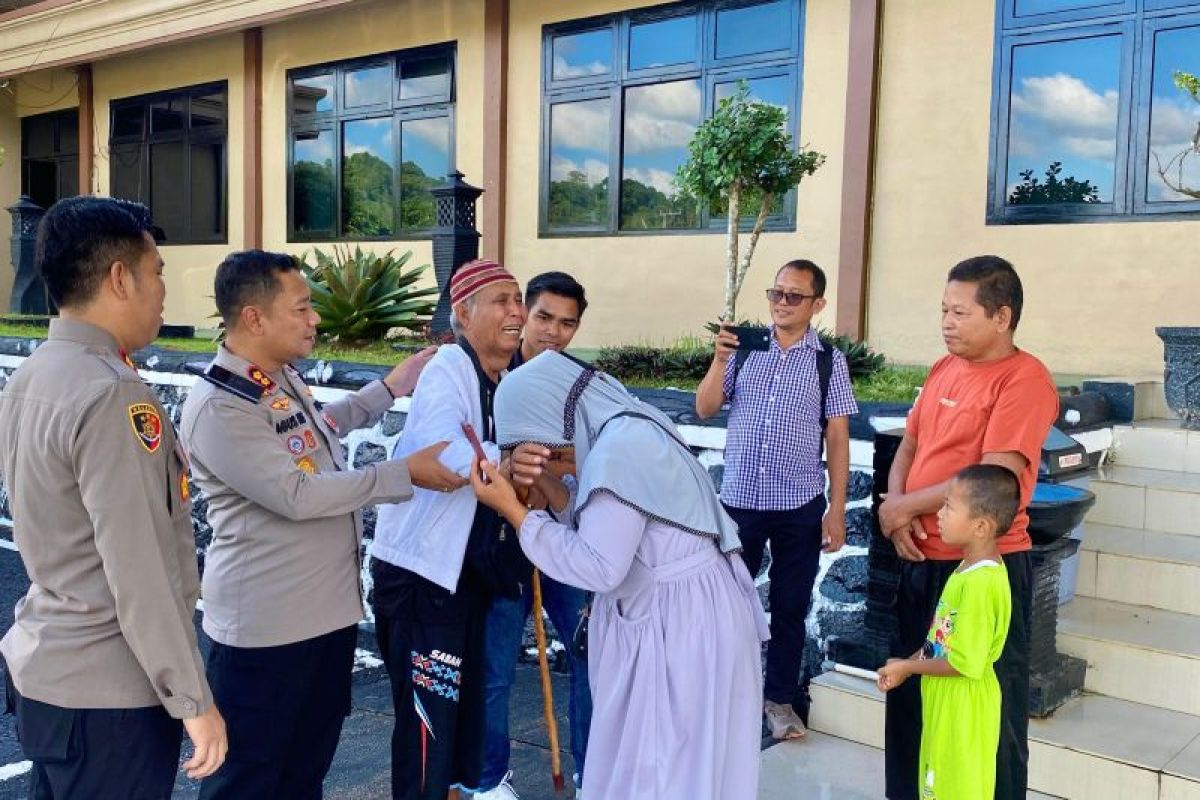 20 tahun hilang kontak, Polres Bangka Selatan-Konsulat RI pertemukan Jumhartono dengan anaknya