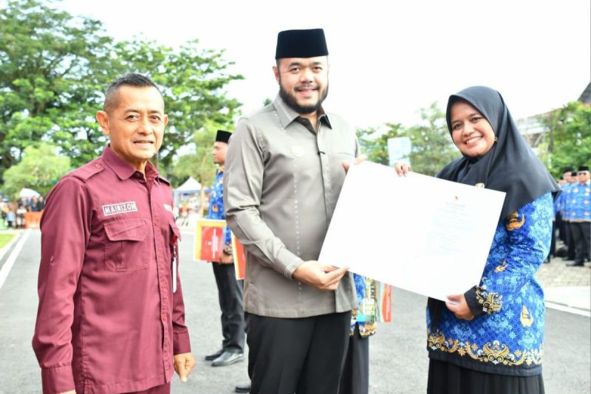 Wako Fadly Amran serahkan SK Pengangkatan PPPK Tahap II Pemko Padang