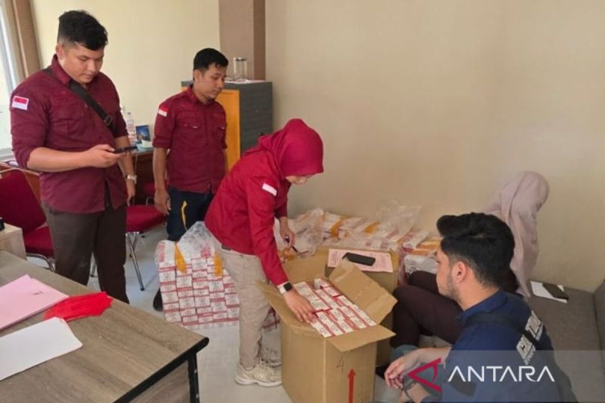 Bea Cukai Kalbagbar serahkan tiga tersangka Rokok Ilegal ke Kejari Mempawah