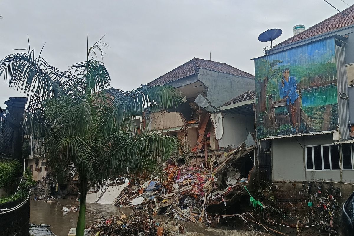 Bupati Gianyar Bali serahkan bantuan bedah rumah korban banjir