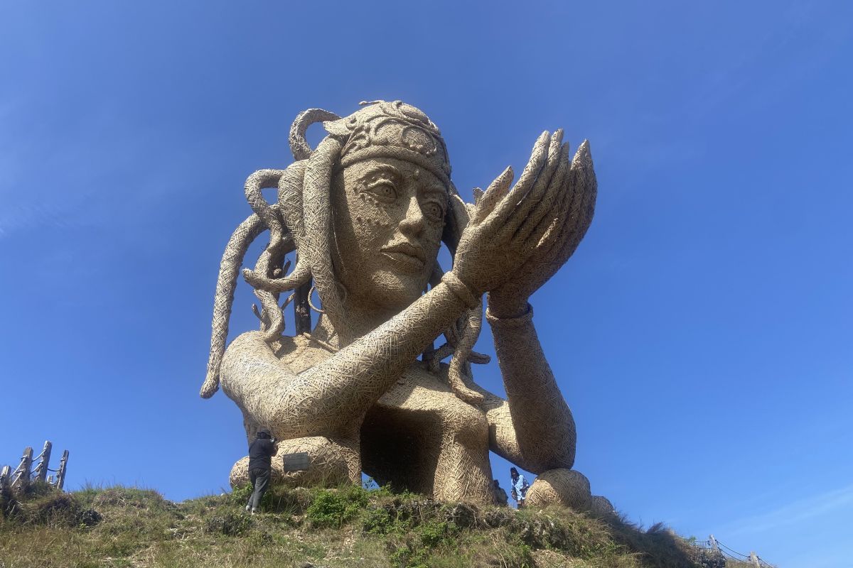 Menyaksikan anyaman gurita  di Nusa Penida