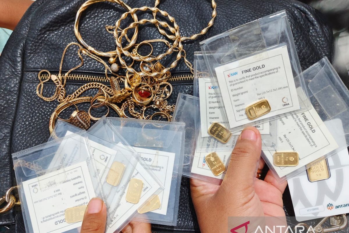 Harga tiga produk emas di Pegadaian pada Sabtu ini kompak turun