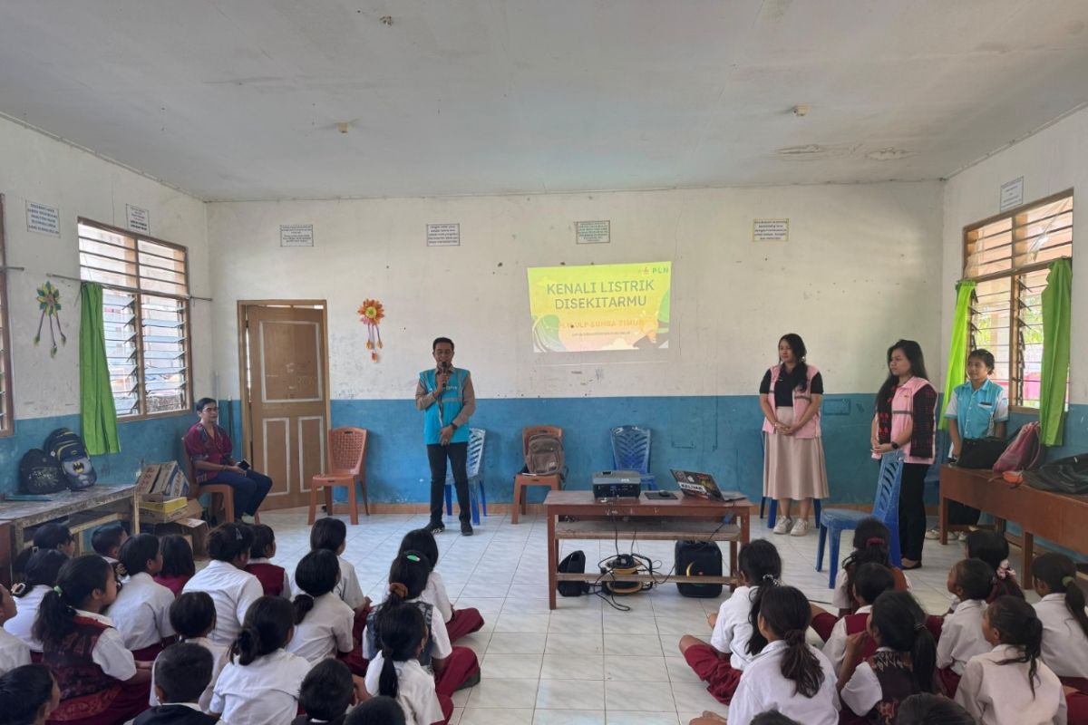 PLN mengedukasi pelajar di Sumba Timur tentang keselamatan berlistrik