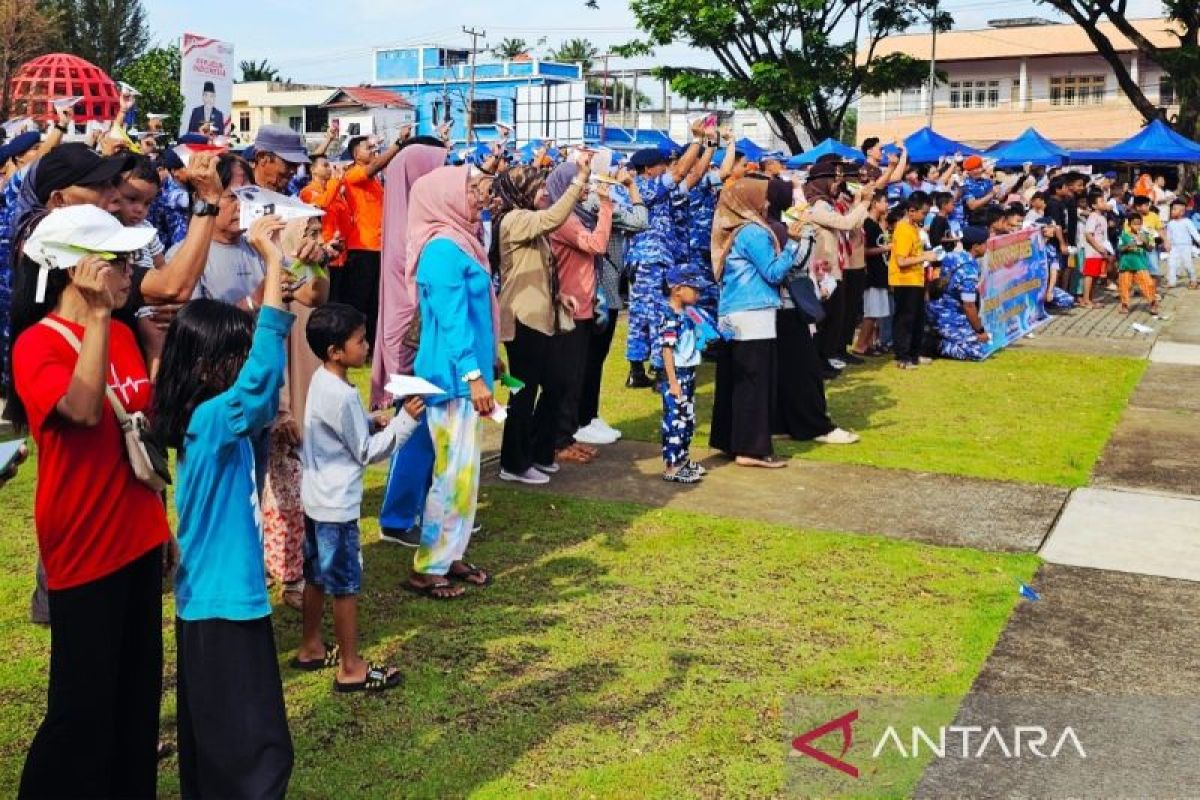 Lanud RSA Natuna dan masyarakat terbangkan 1.000 pesawat kertas