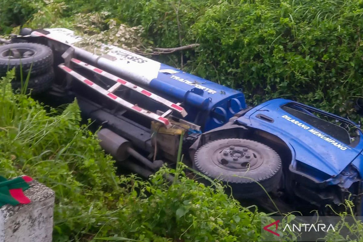 Truk tangki BBM tercebur di Sungai Jalan Lingkar Walangsi-Kapar HST