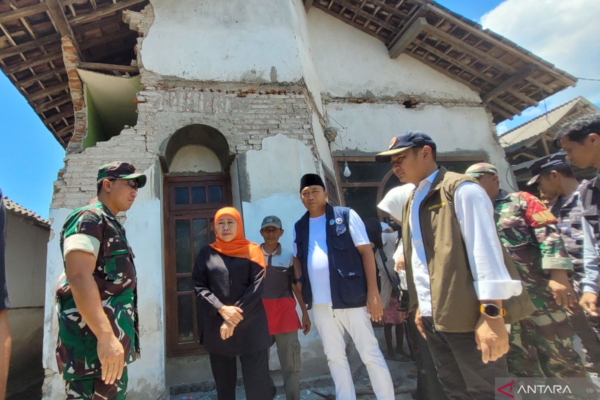Gubernur Khofifah kunjungi dan serahkan bantuan korban gempa Situbondo