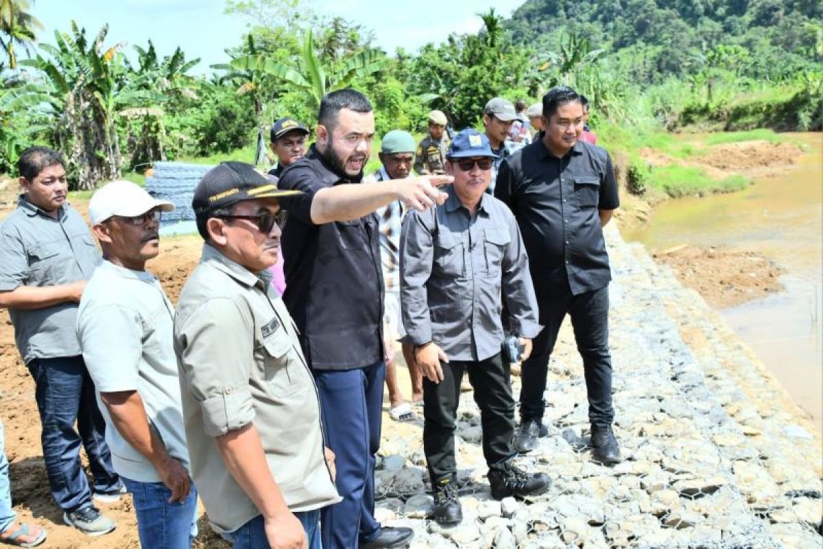 Wako Fadly Amran tinjau pengerjaan oprit dan pembangunan batu beronjong di Koto Tangah